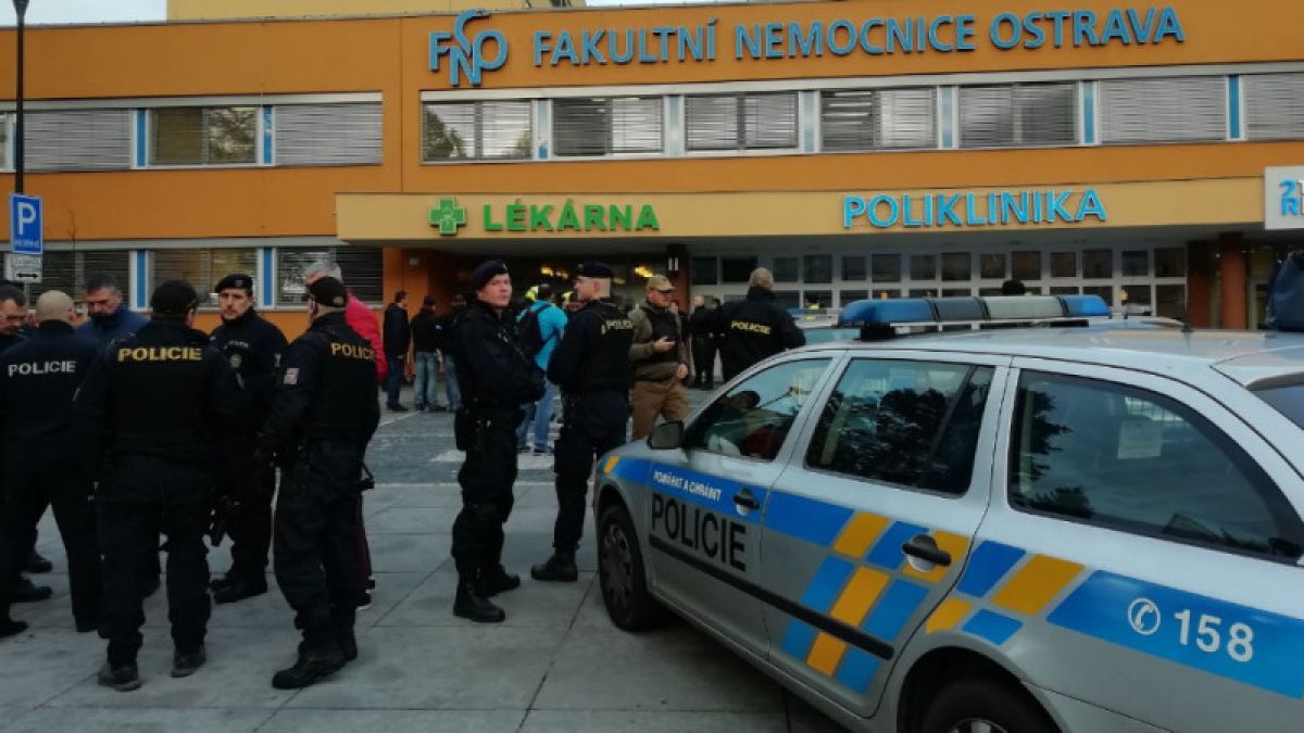 Полиция ищет устроившего стрельбу в больнице чешской Остравы