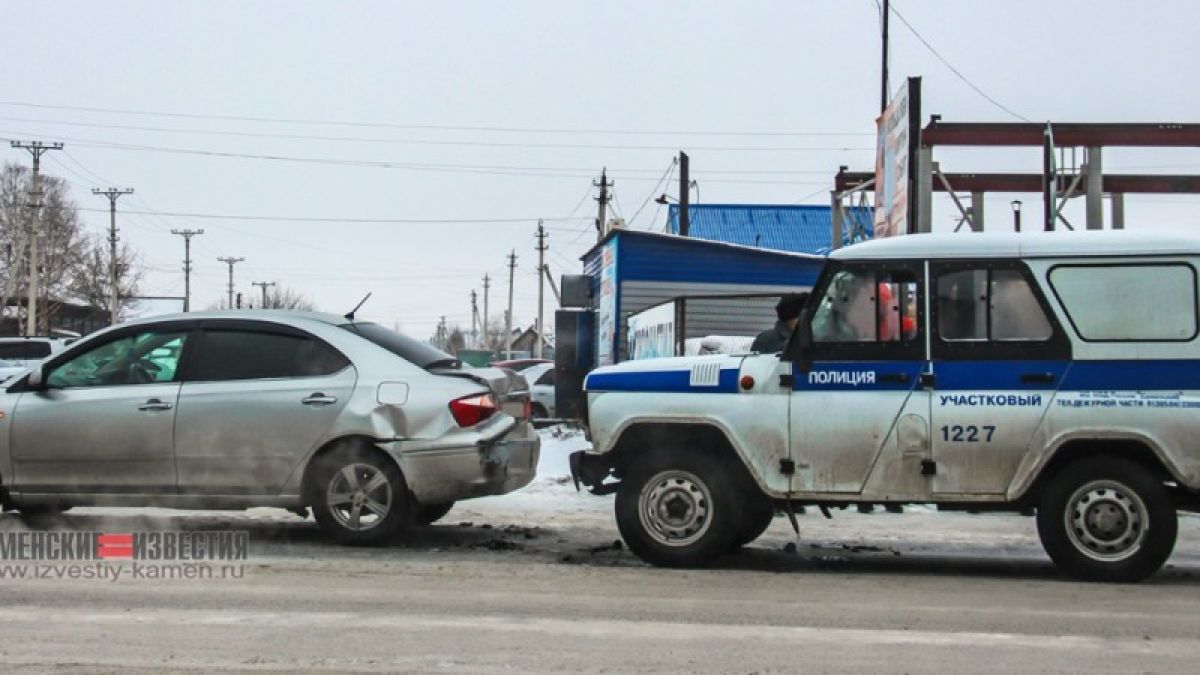 Полицейский УАЗик врезался в иномарку в Камне-на-Оби