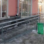 Пандус у магазина Мария-Ра в центре Барнаула превратился в ледяную горку