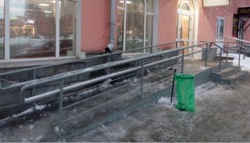 Пандус у магазина Мария-Ра в центре Барнаула превратился в ледяную горку