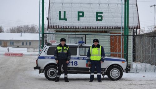 Переправа закрыта: алтайские полицейские доставили беременную женщину в роддом