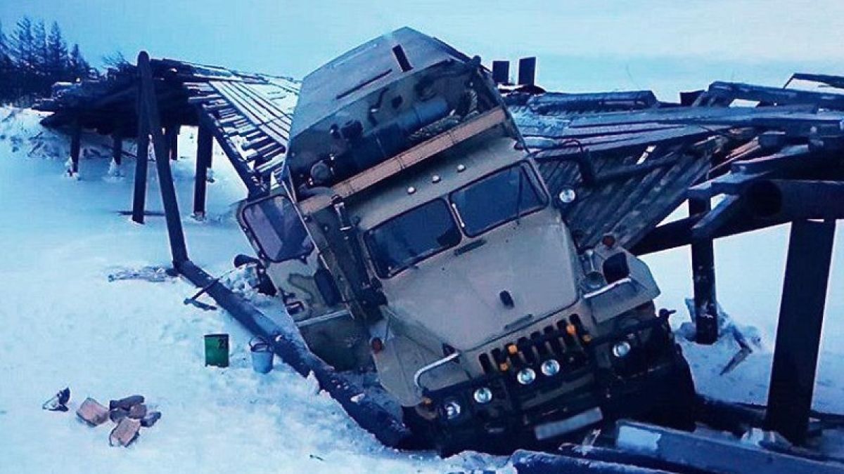 Мост обрушился на Сахалине из-за грузовика с продуктами