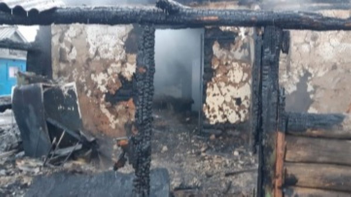 Появилось видео с места пожара в алтайском селе, где погибли шесть человек 