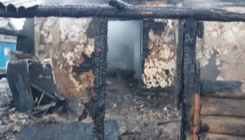 Появилось видео с места пожара в алтайском селе, где погибли шесть человек