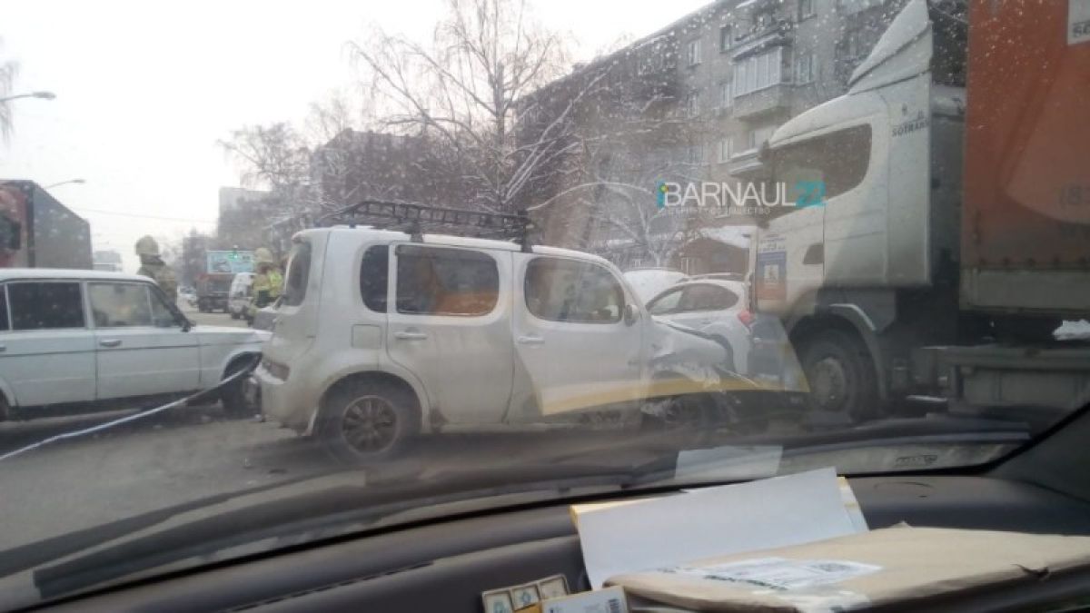 Массовое ДТП произошло в центре Барнаула