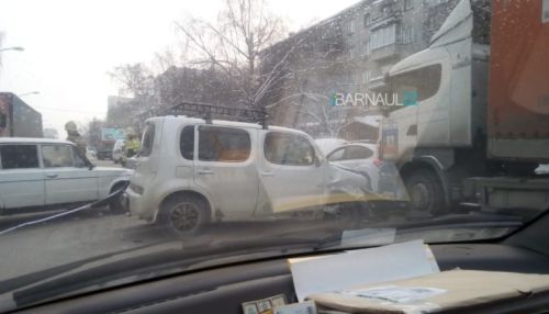 Массовое ДТП произошло в центре Барнаула