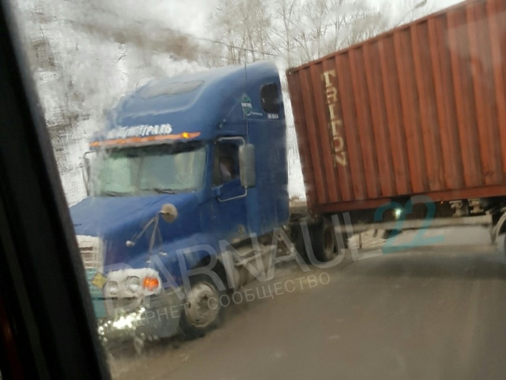 Грузовик встал поперек дороги на Старом мосту в Барнауле - движение стоит -  Толк 16.01.2019