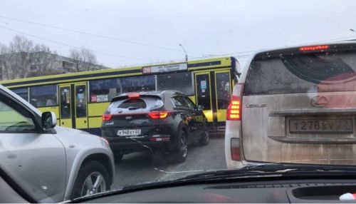 Павловский тракт встал в пробках из-за отключенных светофоров