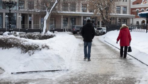 Белый снег, серый лед: почему в Барнауле так скользко и что делать при падении