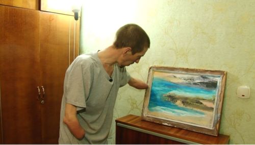 Алтайский художник без рук рисует необычные картины и фотографирует природу