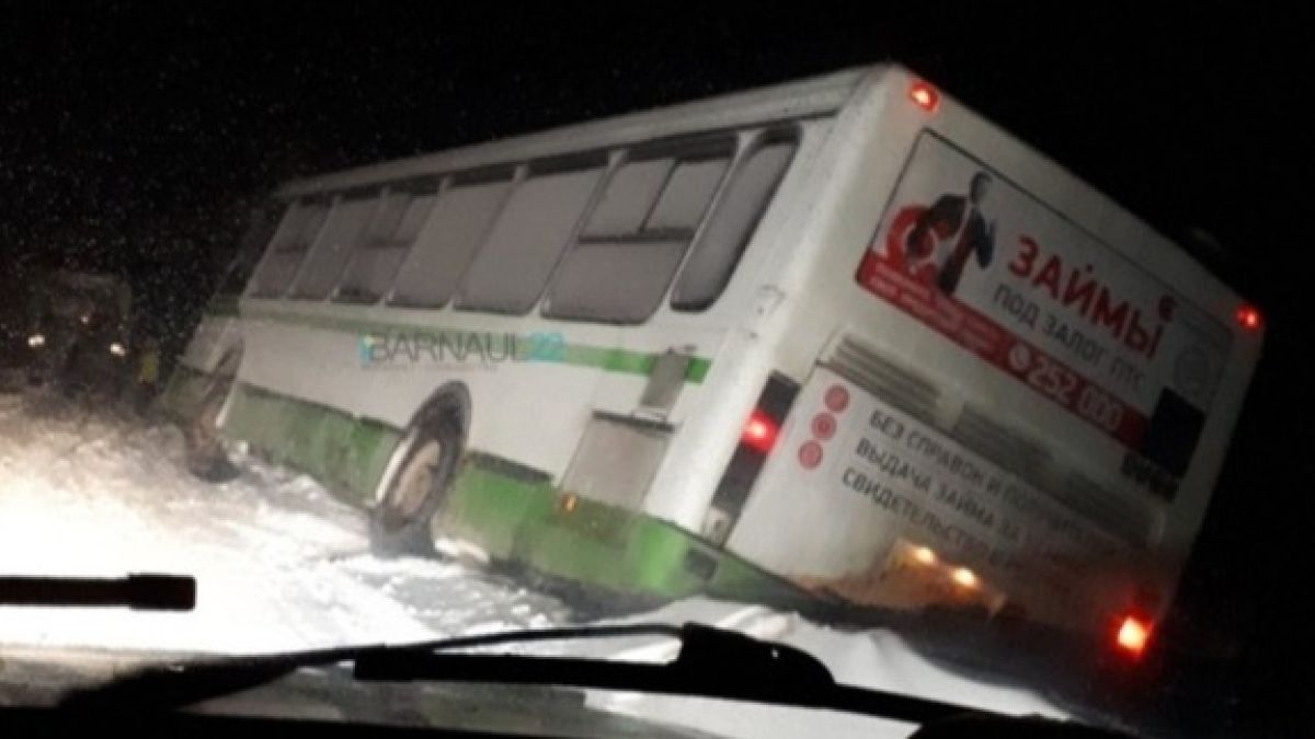 Автобус с пассажирами слетел с дороги в Алтайском крае
