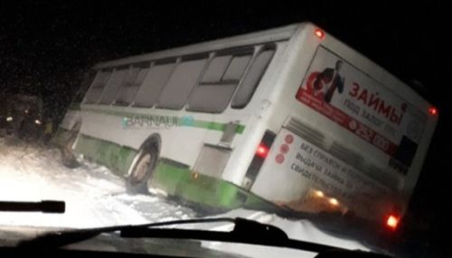 Автобус с пассажирами слетел с дороги в Алтайском крае