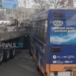Грузовик и автобус столкнулись в Барнауле