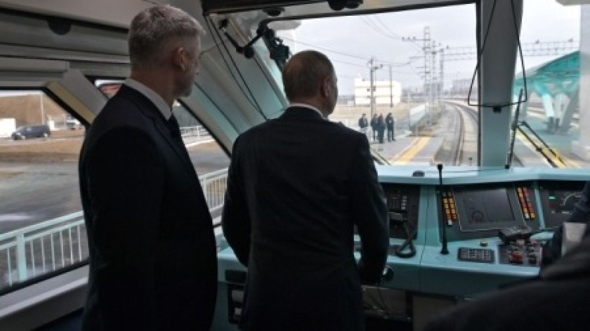 Путин открыл движение на железной дороге Крымского моста