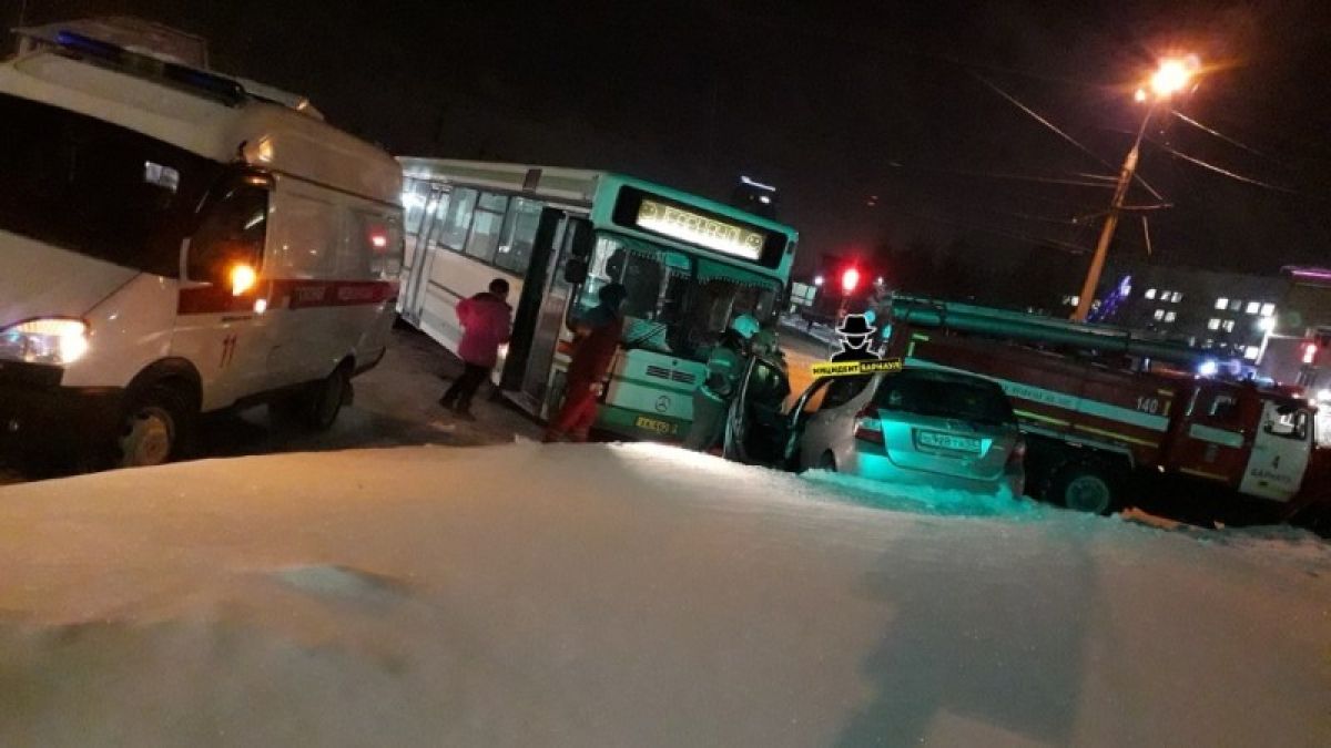 В Барнауле автобус "вжал" легковушку в сугроб