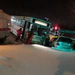 В Барнауле автобус вжал легковушку в сугроб