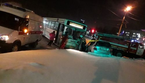 В Барнауле автобус вжал легковушку в сугроб
