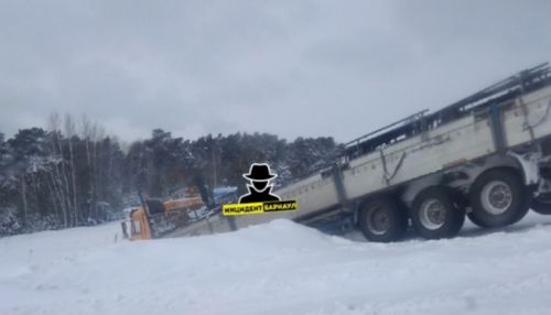 Перевертыш, кювет, лобовое: что происходит на алтайских трассах