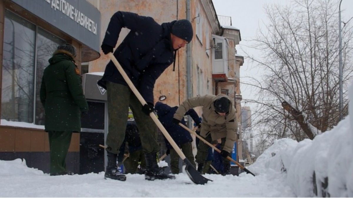 Власти Барнаула обещают очистить улицы от снега в течение недели