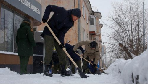 Власти Барнаула обещают очистить улицы от снега в течение недели