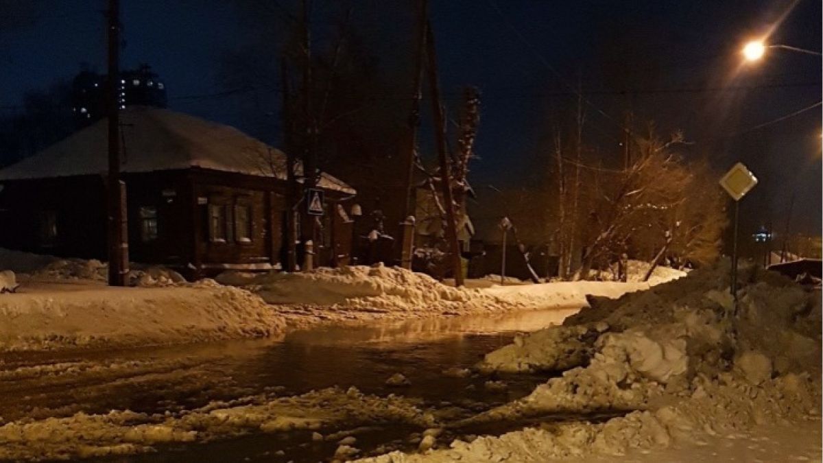 Все во льду: коммунальная авария произошла ночью в Барнауле