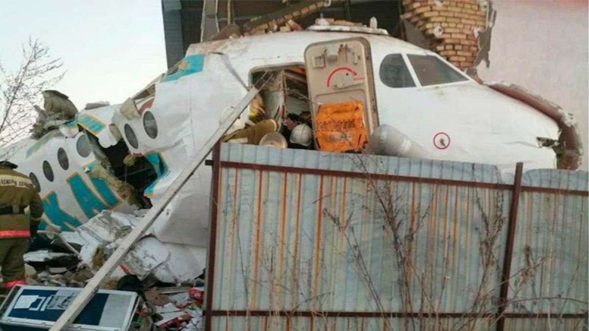 Пассажирский самолет разбился в Казахстане, есть выжившие