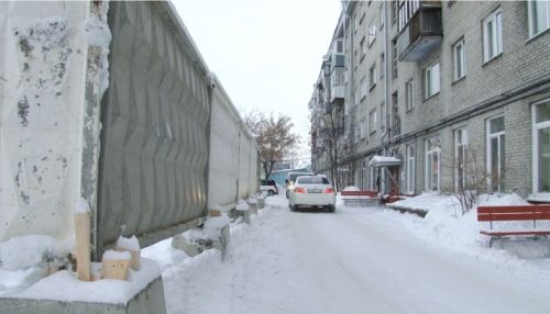 Огромный забор стал причиной конфликтов и страхов жильцов многоэтажки в Барнауле