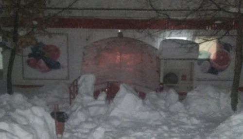 В Бийске под тяжестью снега обрушился козырек на входе в супермаркет Магнит