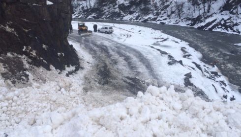В Республике Алтай на трассу сошла 30-метровая снежная лавина