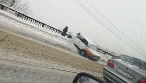 В Бийске Жигули едва не слетели с коммунального моста
