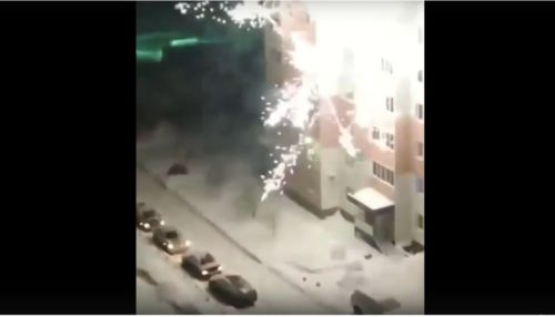 На видео попал обстрел фейерверком многоэтажки в Барнауле