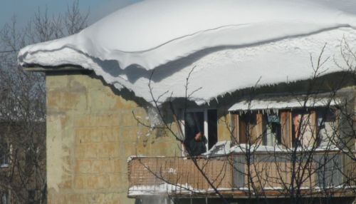 Нависшая опасность: рубцовчане жалуются на неубранный снег и наледь с крыш