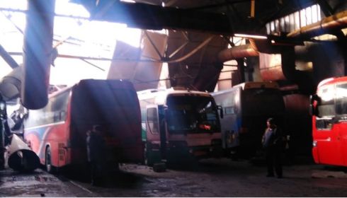 Четыре пассажирских автобуса в Барнауле придавило рухнувшей крышей