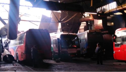Четыре пассажирских автобуса в Барнауле придавило рухнувшей крышей