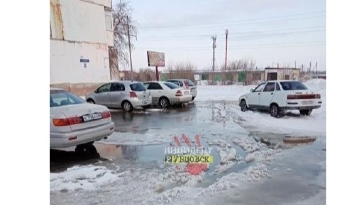 Жители Рубцовска сообщили о затопленном дворе на улице Алтайской  