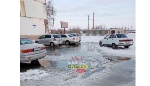 Жители Рубцовска сообщили о затопленном дворе на улице Алтайской  