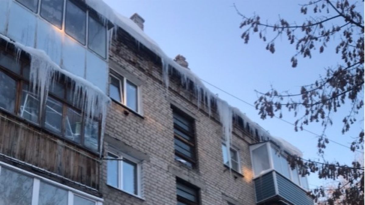 Жители Барнаула боятся выходить из дома из-за нависающих сосулек