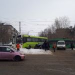 Легковушка протаранила автобус на перекрестке Барнаула