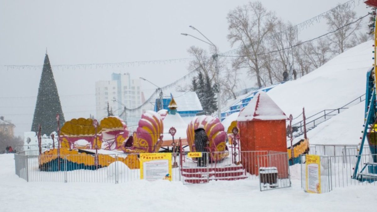 Елочка не понравилась: барнаульцы недовольны городком на пл. Сахарова