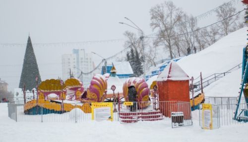 Елочка не понравилась: барнаульцы недовольны городком на пл. Сахарова