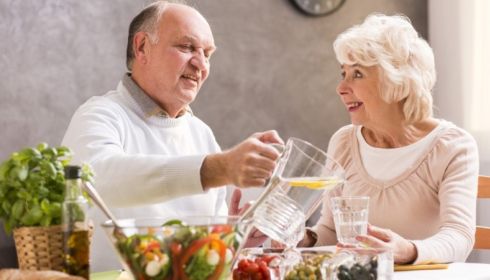 Роспотребнадзор назвал основные принципы питания для пожилых людей