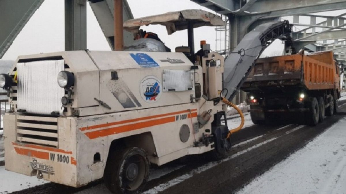 На Старом мосту в Барнауле начали снимать асфальт