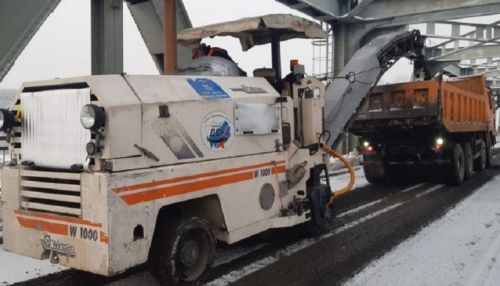 На Старом мосту в Барнауле начали снимать асфальт