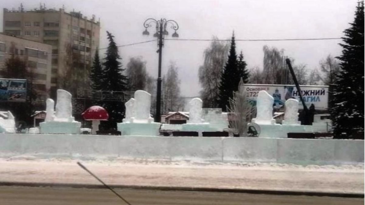 На Урале построили снежный городок с "надгробиями", как в Бийске