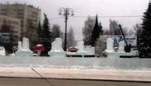 На Урале построили снежный городок с надгробиями, как в Бийске