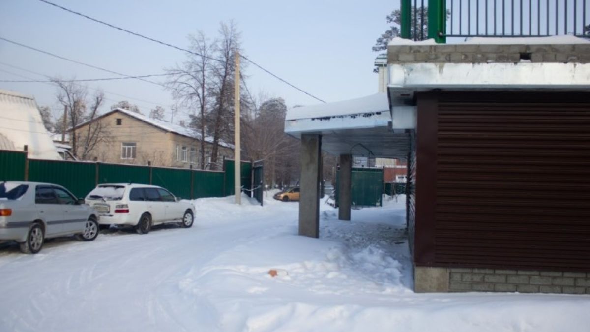 Барнаульцы судятся с застройщиком, который почти перекрыл им дорогу к домам 