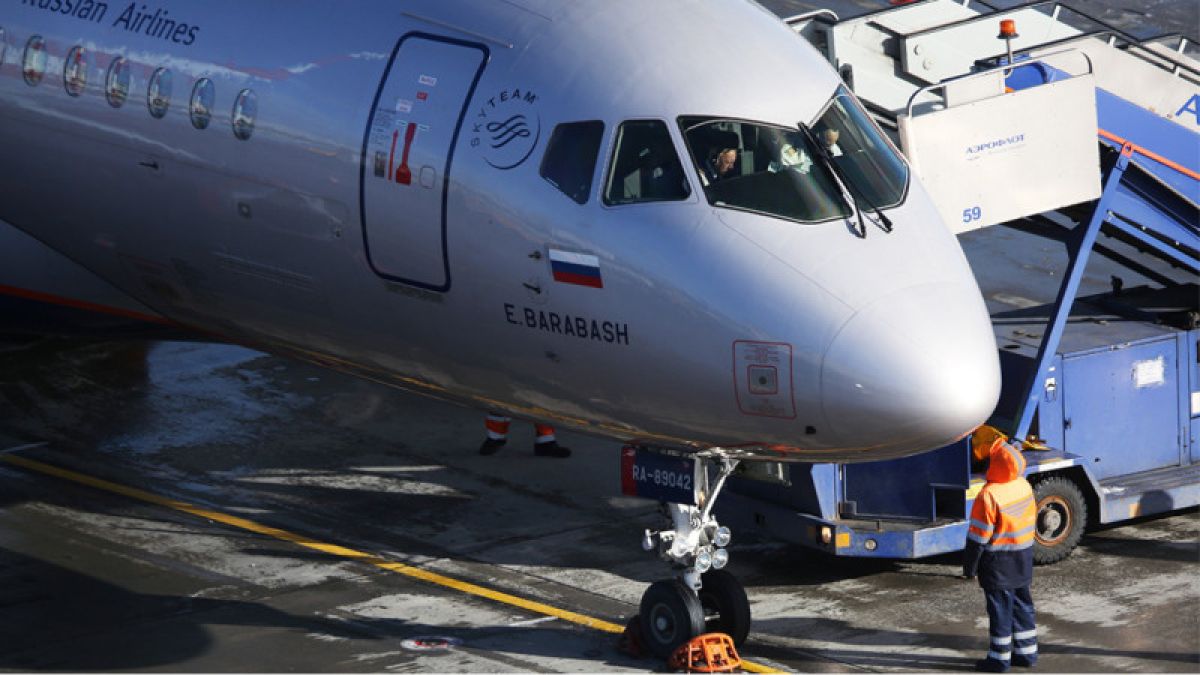 SSJ-100 вернулся в Шереметьево из-за возможных проблем с двигателем