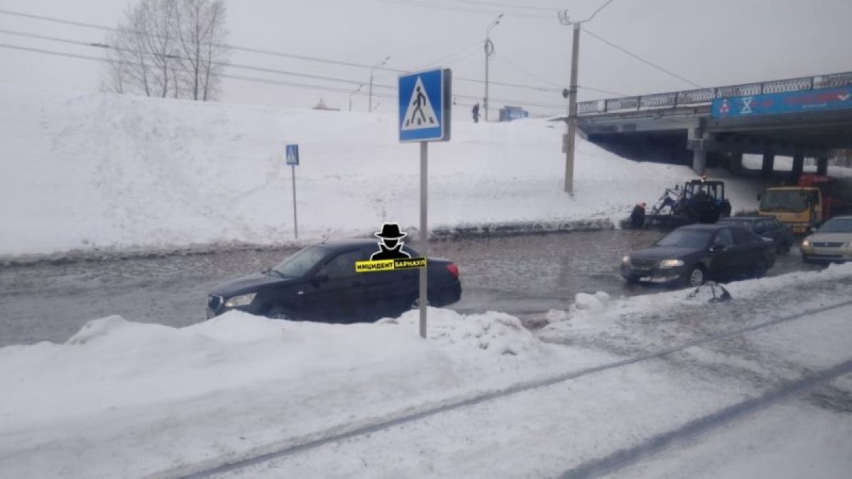 Поплыли: очередной коммунальный прорыв произошел в Барнауле