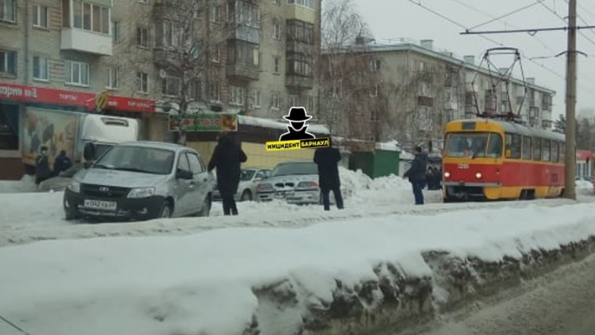 Трамваи встали, машины на боку: в Барнауле произошло несколько ДТП