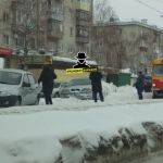 Трамваи встали, машины на боку: в Барнауле произошло несколько ДТП